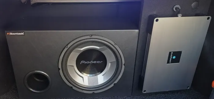 Som Automotivo Subwoofer grave interno novíssimo e quase não utilizado.