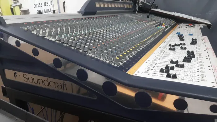 Mesa de som profissional com 40 canais MARCA SOUNDCRAFT Mod MH4
