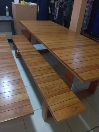 Kit de mesa de madeira com 2 bancos 