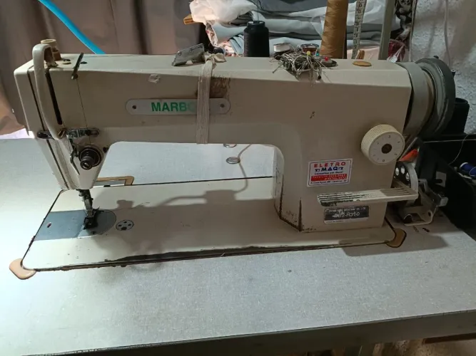 máquina de costura industrial reta da marca Marbo, modelo 62-A310.