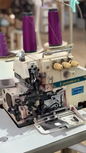Máquina de costura overlock