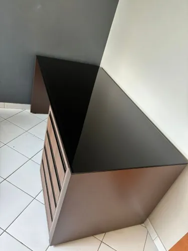 Mesa/Escrivaninha Moderna em MDF com Tampo de Vidro - 1,80m | Excelente Estado