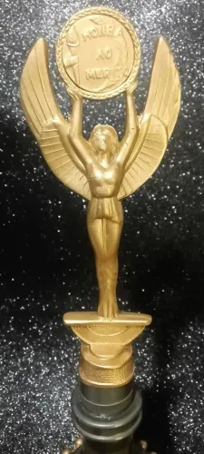 Troféu Honra ao Merito 40cm com base de 10cm