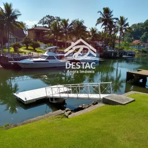 Casa de Canal em condomínio com 187m² e 4 dormitórios.