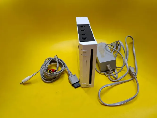 Nintendo wi, somente console fonte paralela e cabo av. Não le discos. SD COM ALGUNS EMula.