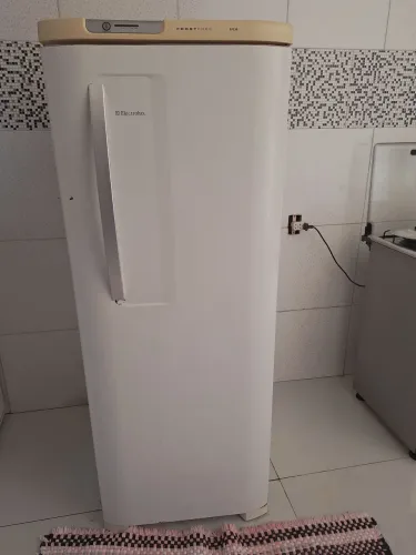 VENDO GELADEIRA COM DEFEITO