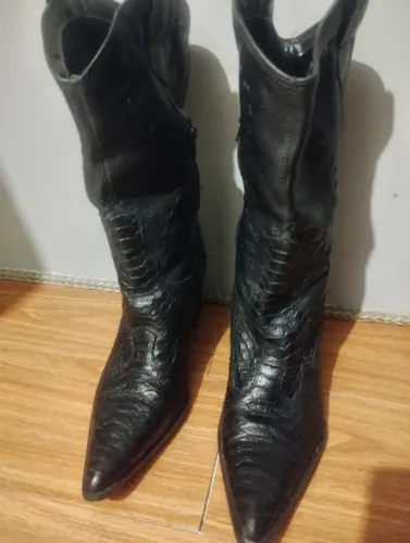 Bota feminina, bom estado, pouco usada. 