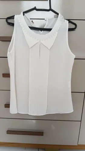 Blusa Branca com Detalhes em Pérolas