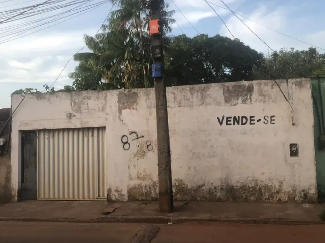 Vendo casa ou troco em carro no valor