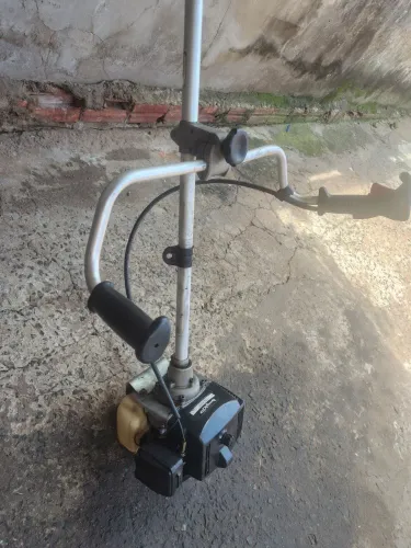 Máquina roçadeira a gasolina
