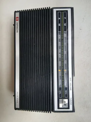 Radio Hitachi AM/FM com defeito