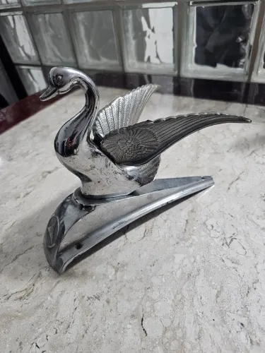 Enfeite emblema cisne capô de caminhão