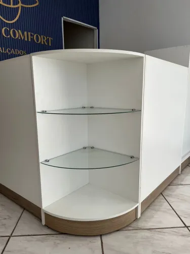 Balcão cantoneira com prateleira em vidro branco