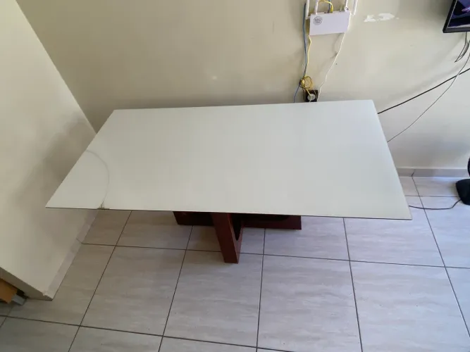 Vende-se Mesa de Madeira Maciça + 6 Cadeiras - Bom Estado