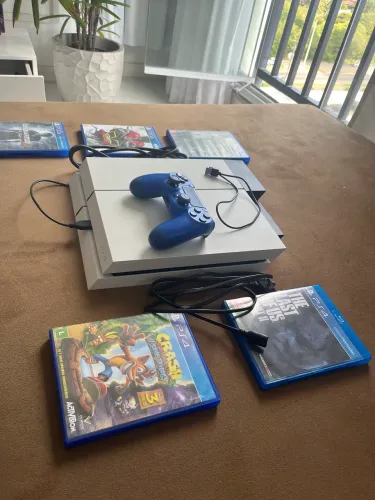 PS4 SLIM BRANCO, INCLUSOS 6 JOGOS.