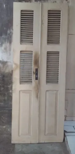 Porta com veneziana 