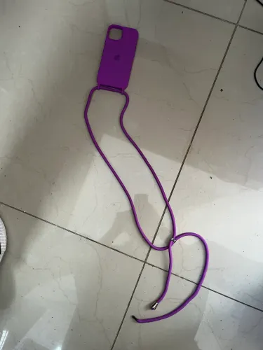 Capinha roxa com corda iPhone 14