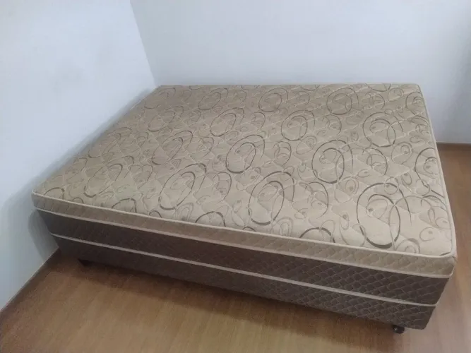 Cama box Rondon D33 a cor do tecido da cama e marrom ?