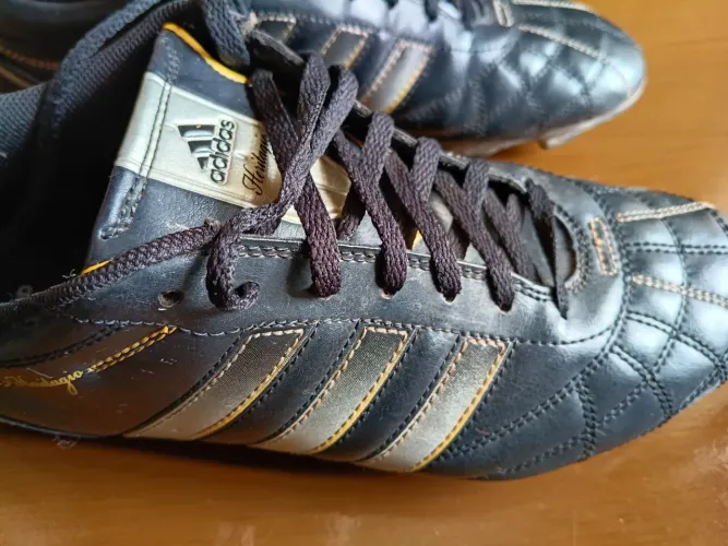 Chuteira Adidas para futebol de campo