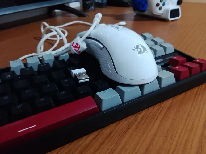 KIT GAMER - MOUSE REDRAGON COBRA PRO + TECLADO MECÂNICO MAGEGEE