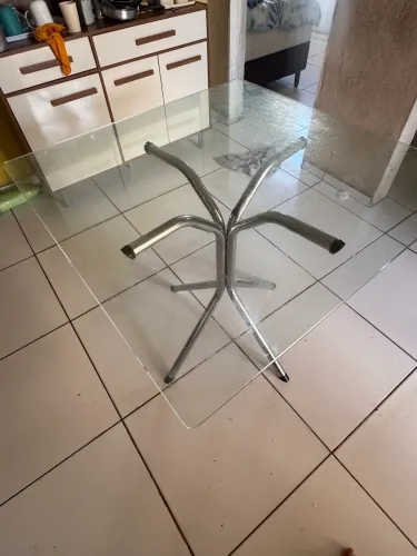 Mesa semi nova de vidro
