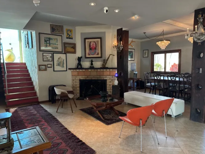 Casa de 4 dormitórios na Agronômica