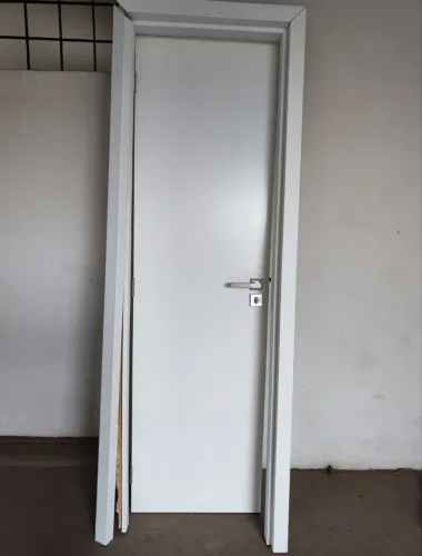 PORTA DE MADEIRA COM FECHADURA LA FONTE