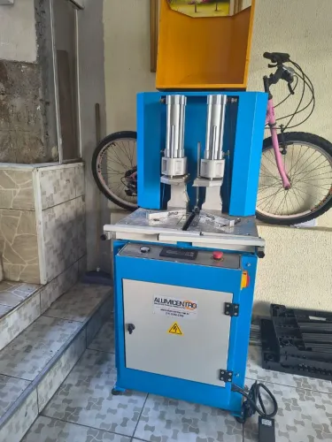 Maquina de solda para perfis de PVC