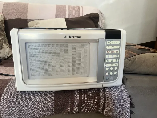 Microondas Eletrolux seminovo com defeito