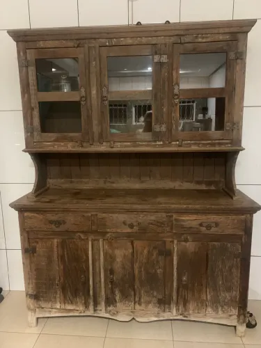 Vende -se cristaleira, madeira pura, porém precisa restaurar.