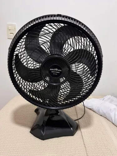 Ventilador pouquíssimo usado.