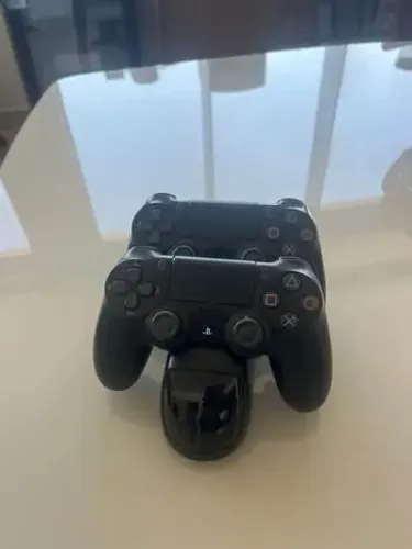 Controles originais do PlayStation 4, com o carregador