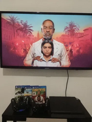 Playstation 4 slim com três jogos e dois controles