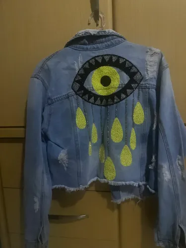 Jaqueta jeans pintada e bordada/cos