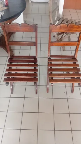 2 Cadeirs de madeira.