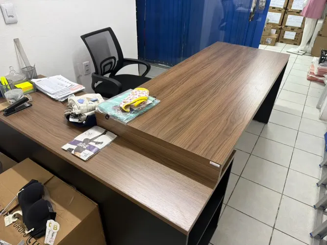 Mesa de escritório em L com gaveteiro - Madeira marrom