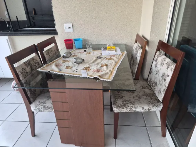 Mesa de vidro com 4 cadeiras