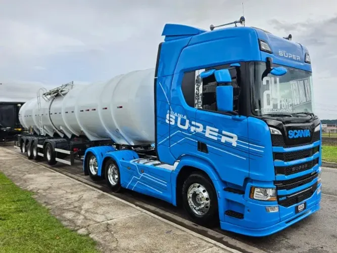 Scania R460 SUPER 6x2 Ano 2024 baixo km  farol de teto e grade + 4 Eixo Tanque Gotti 2025