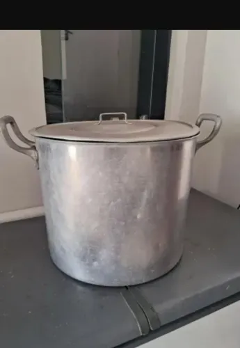 Vende-se uma panela