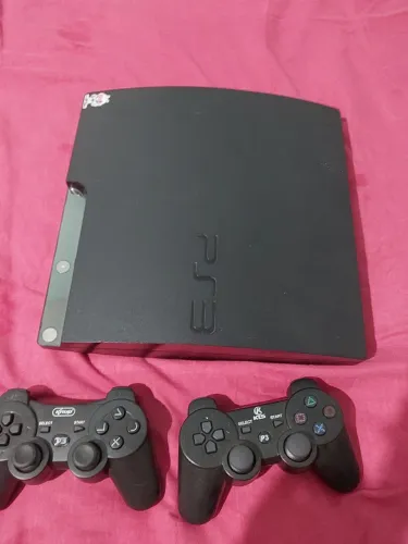 Ps3 sim, 1 tera de armazenamento, 2 controles sem fio não originais e 3 jogos inclusos