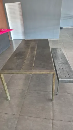 Mesa de aço com pintura epoxi + banco em aço