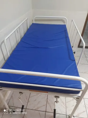 Cama Hospitalar com Colchão Azul e Colchão Pneumático