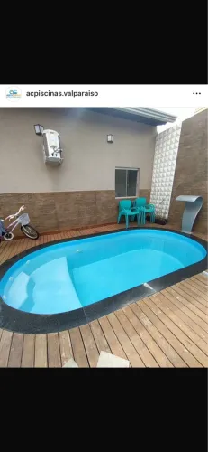 Linda piscina de fibra grande instalada