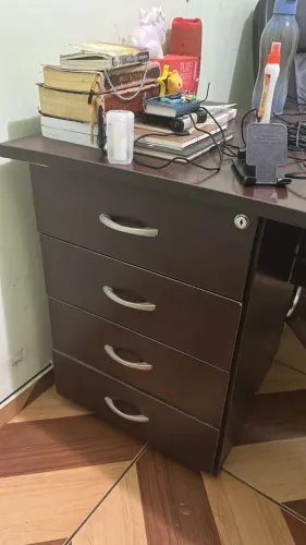 MESA DE ESCRITÓRIO SEMI NOVA - MADEIRA RESISTENTE E BOA QUALIDADE