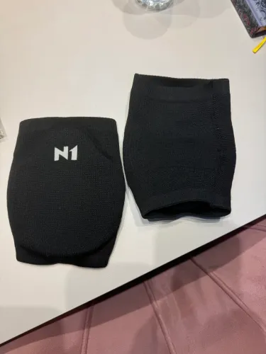 Joelheira N1 preta - par- com proteção slide - usada 1 vez