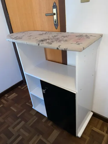 Mesa de passar com armário organizador