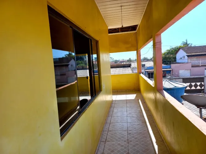 Casa com galpão no mesmo terreno