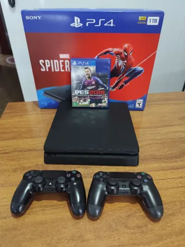 Playstation 4 slim 1 tera em perfeito estado , 2 controles 1 jogo