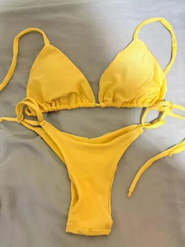 Biquíni amarelo manteiga