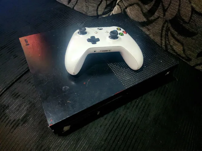Xbox one s em perfeito estado, acompanha 3 jogos(halo 5, the crew 2 e Minecraft)